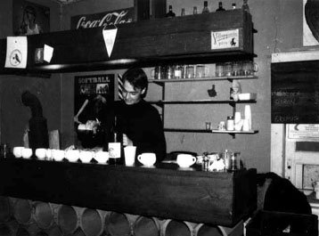 Tom� M. jako vype�en� hostinsk� ve sc�nce...